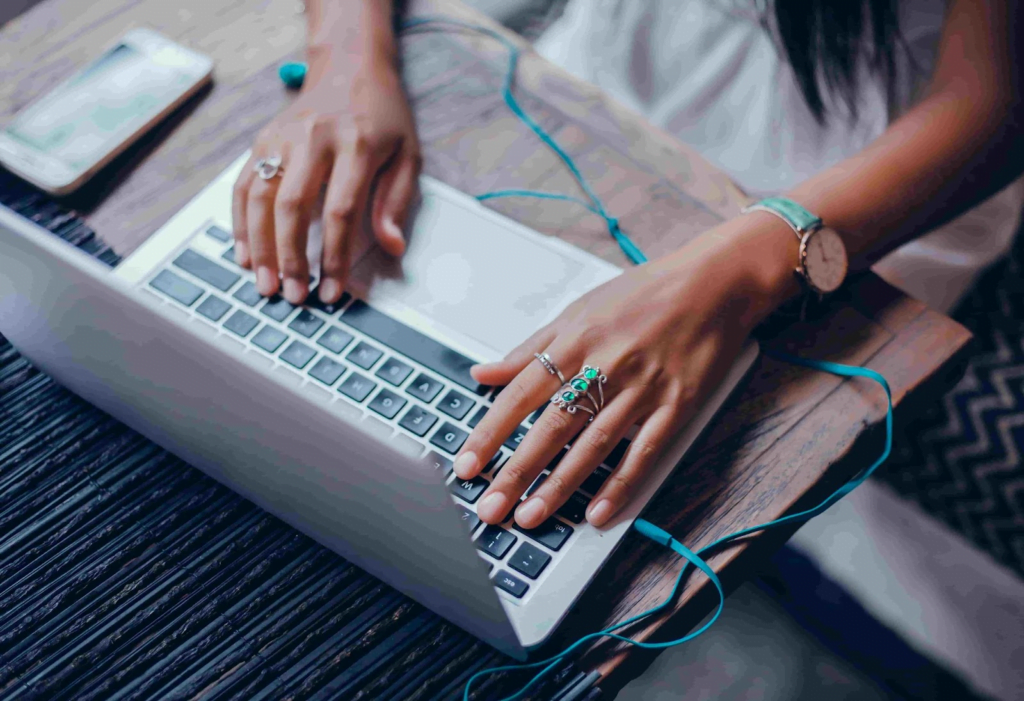 Empresas que contratam para trabalhar pela internet