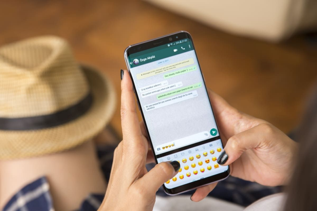 Como editar figurinhas no WhatsApp