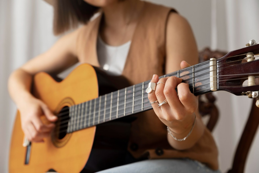 Conheça o aplicativo de músicas para tocar no violão com aulas grátis 3 Músicas para tocar no violão