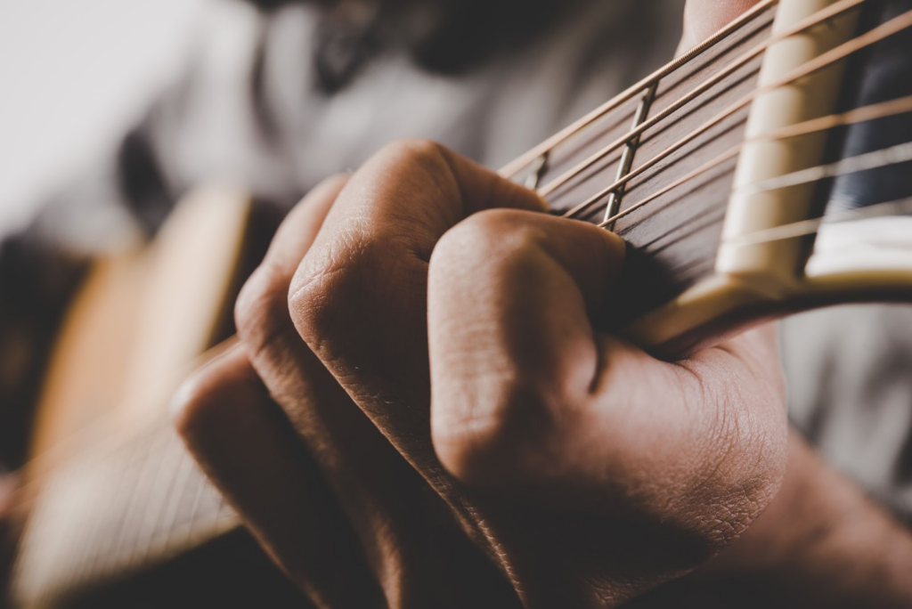Conheça o aplicativo de músicas para tocar no violão com aulas grátis 4 Músicas para tocar no violão